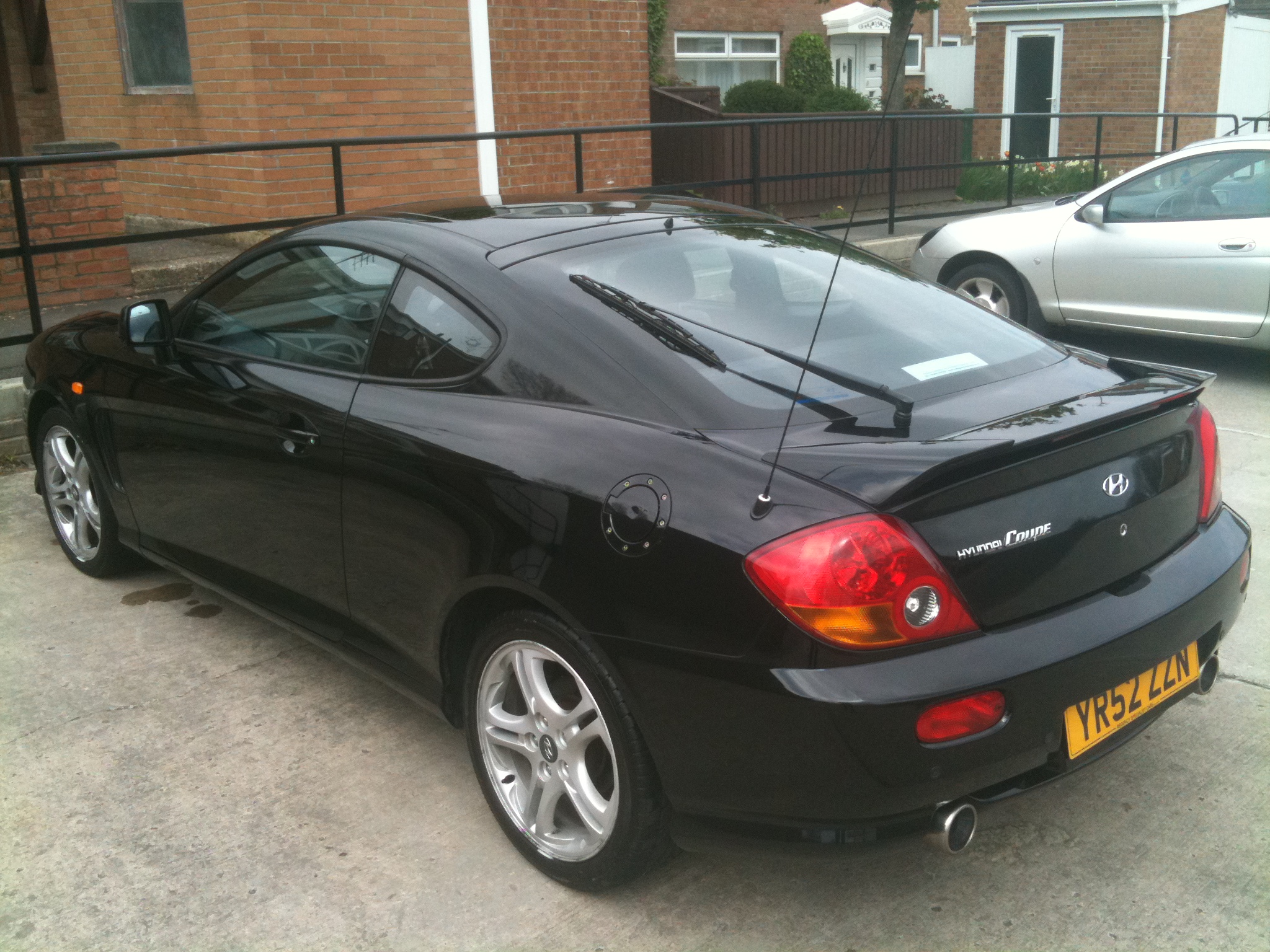 Black Hyundai Coupé 2.7 V6